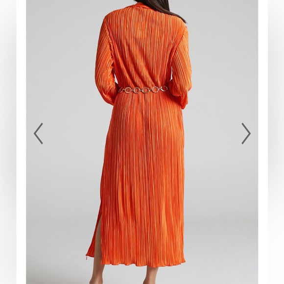 NWT Showpo oversized shirt/dress Orange in Colour with a gold style chain belt - Picture 3 of 9